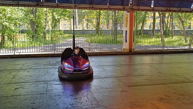 катаюсь на машиках в парке🚘 смотреть онлайн