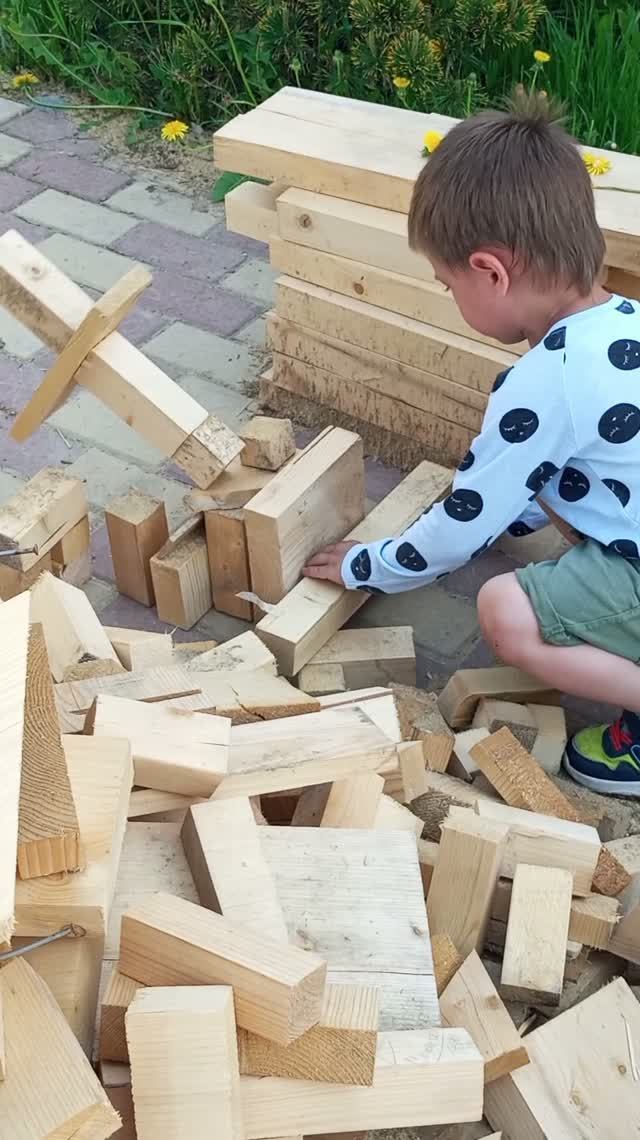 Юный помощник на стройке 🙃
