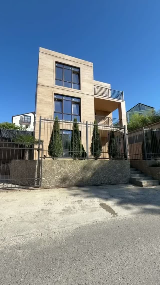 Сочи. В продаже дом с фасадом из натурального камня у самого леса