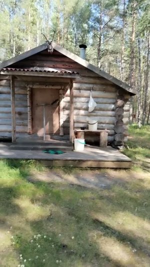 Изба в Карелии на озере Среднее Куйто