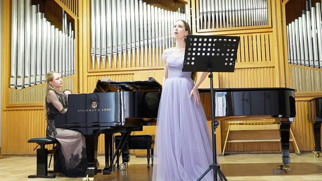 Екатерина Бабич исполняет «Мне глаза твои приснились» Майкапара. Фортепиано — Софья Устюжанина
