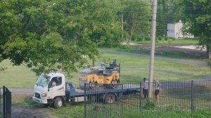 крутая машина приехала вести строительные работы в деревне