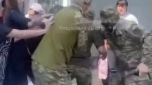 😳 Разгневанные жительницы Днепропетровска выбили молодого парня из рук ТЦК.