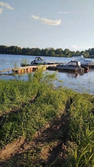 Белая лодка и катера.р Ока.