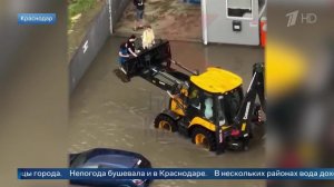 Экскаваторщик перенес людей в ковше через дорогу из-за ливней в Краснодаре: видео.