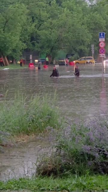 Москвич на сапборде помогает водителям выбираться из затопленных машин — такая обстановка в столице