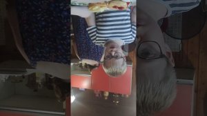 готовлю бургер Илюша может