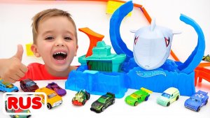 Влад и Никита играют с игрушечными машинками   Hot Wheels City