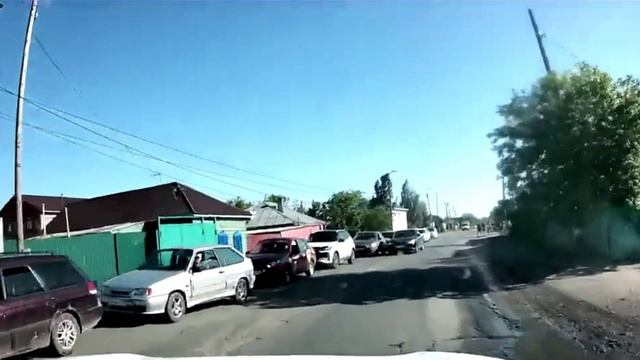 Летит по встречке на белом кроссовере