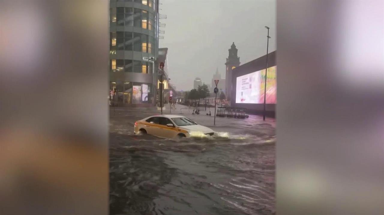 На Москву обрушился мощный ливень с грозой, а в Московской области выпал град. смотреть онлайн