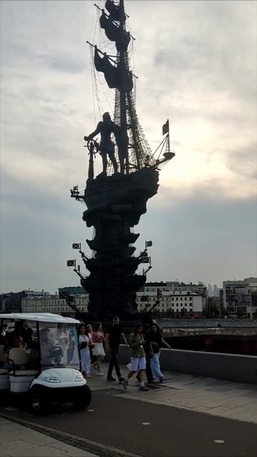 ПРЕКРАСЕН ДЕНЬ НА МОСКВЕ-РЕКЕ У ПУГАЛА ПЕТРА I...