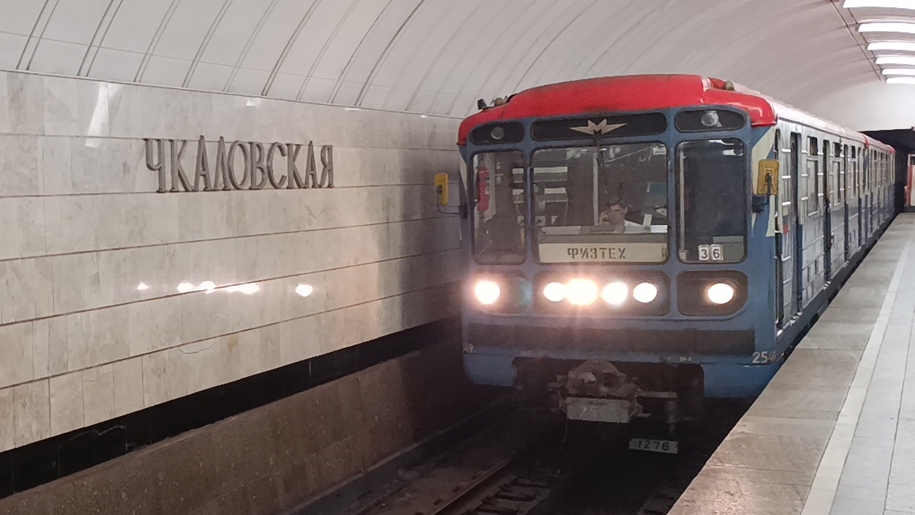 Метро Москвы красивая станция Чкаловская и прыбите поезд метро Номерной 81-717/714 смотреть онлайн