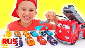 Влад и Никита играют с машинками Disney