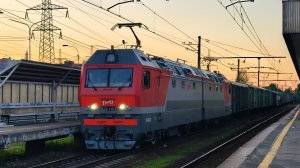 2ЭС6-1677 «Дончак» с приветливой локомотивной бригадой отправляется от станции Девяткино.