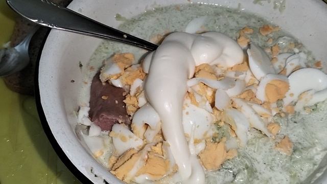 Мукбанг овощной салат с сосисками и яйцами