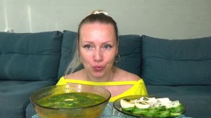 Мукбанг от Янусика супчик куриный с зеленью, яйцо вареное, сало и чеснок. Еда вкуснота.