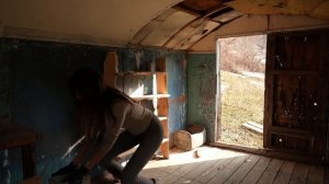 Одинокая ночь в заброшенном трейлере. Девушка одна в дикой природе