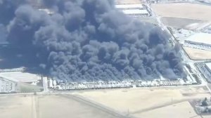 ‼️🇺🇸Густой чёрный дым поднимается в небо, огромный пожар охватывает склад американской компании…🔽