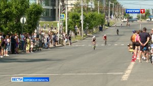 На Октябрьском проспекте прошла мультиспортивная гонка, открывшая летний сезон у триатлетов