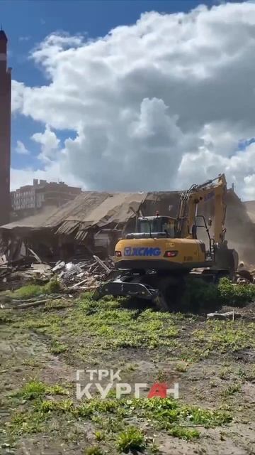 Возле ЦПКиО сносят единственный оставшийся заброшенный дом.