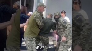 Отпусти ребёнка! Украинский не доброволец.