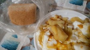 ем картошку жаренную с яичнецой)