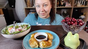 Мукбанг Дамплинги с креветками, салат с сыром!