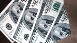 Наценка на новые доллары в России выросла почти в три раза