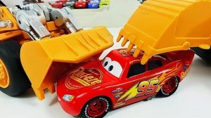 МУЛЬТИКИ ПРО МАШИНКИ 🚗 МОЛНИЯ МАКВИН ПОПАЛ В ЛАПЫ ОГРОМНОГО ЭКСКАВАТОРА.СМОЖЕТ ЛИ ОН ВЫБРАТЬСЯ ?🤔