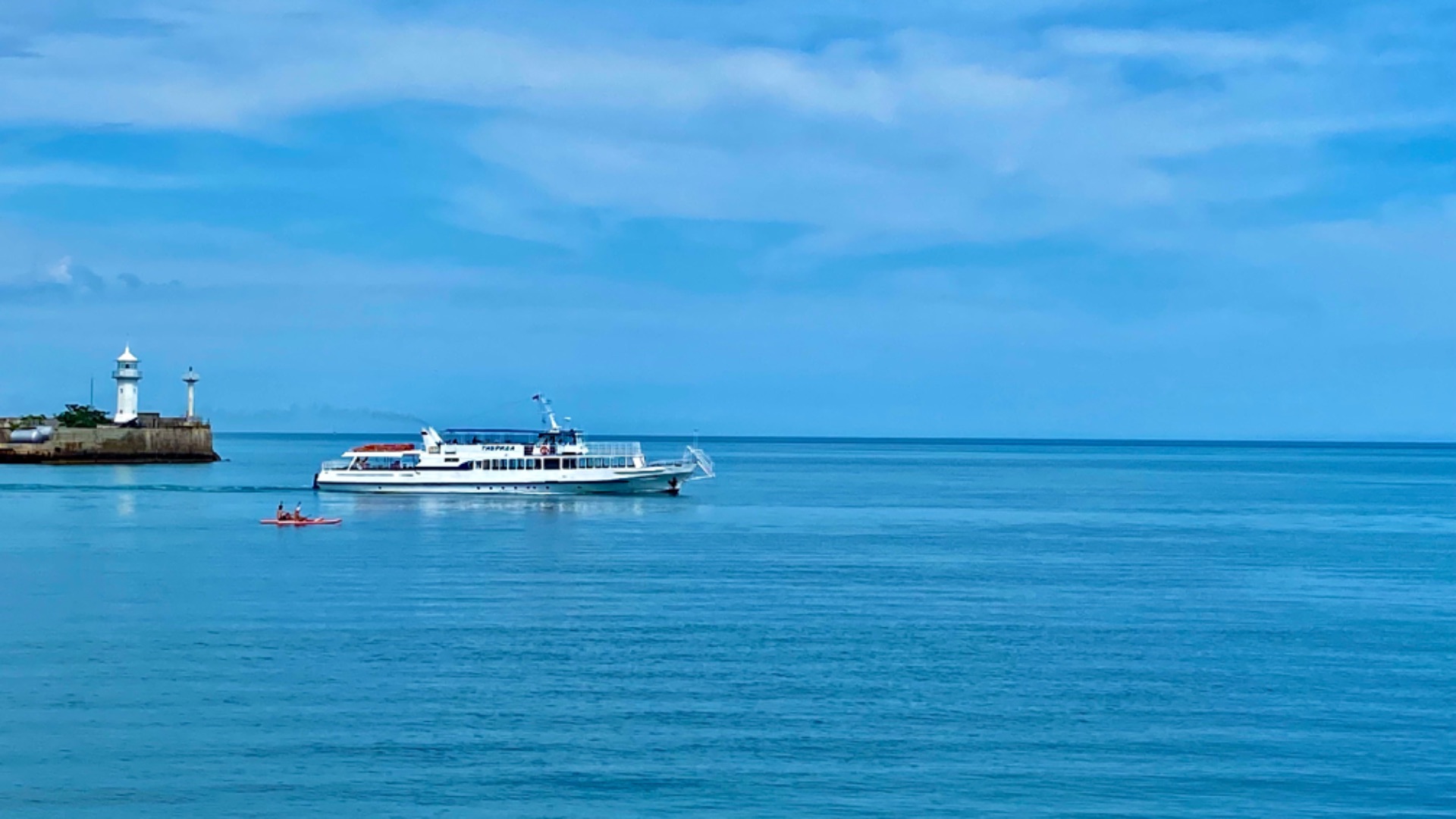 Что с бензином в Крыму. Обстановка в Ялте. Температура морской воды. Цены на лежаки.