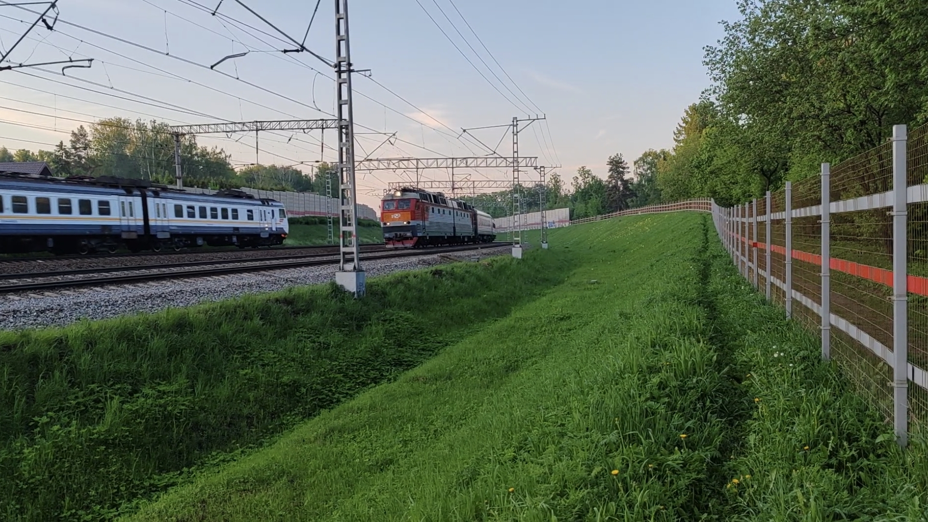 Электровоз ЧС7-157 с пассажирским поездом  Москва - Адлер