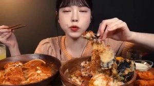 Мукбанг креветки во фритюре, лапша, кимпбап Еда на камеру🍜 много еды