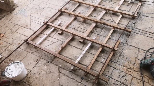 Шпалера из разнокалиберных обрезков