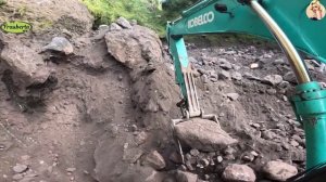 Строительство, экскаватор копает песок