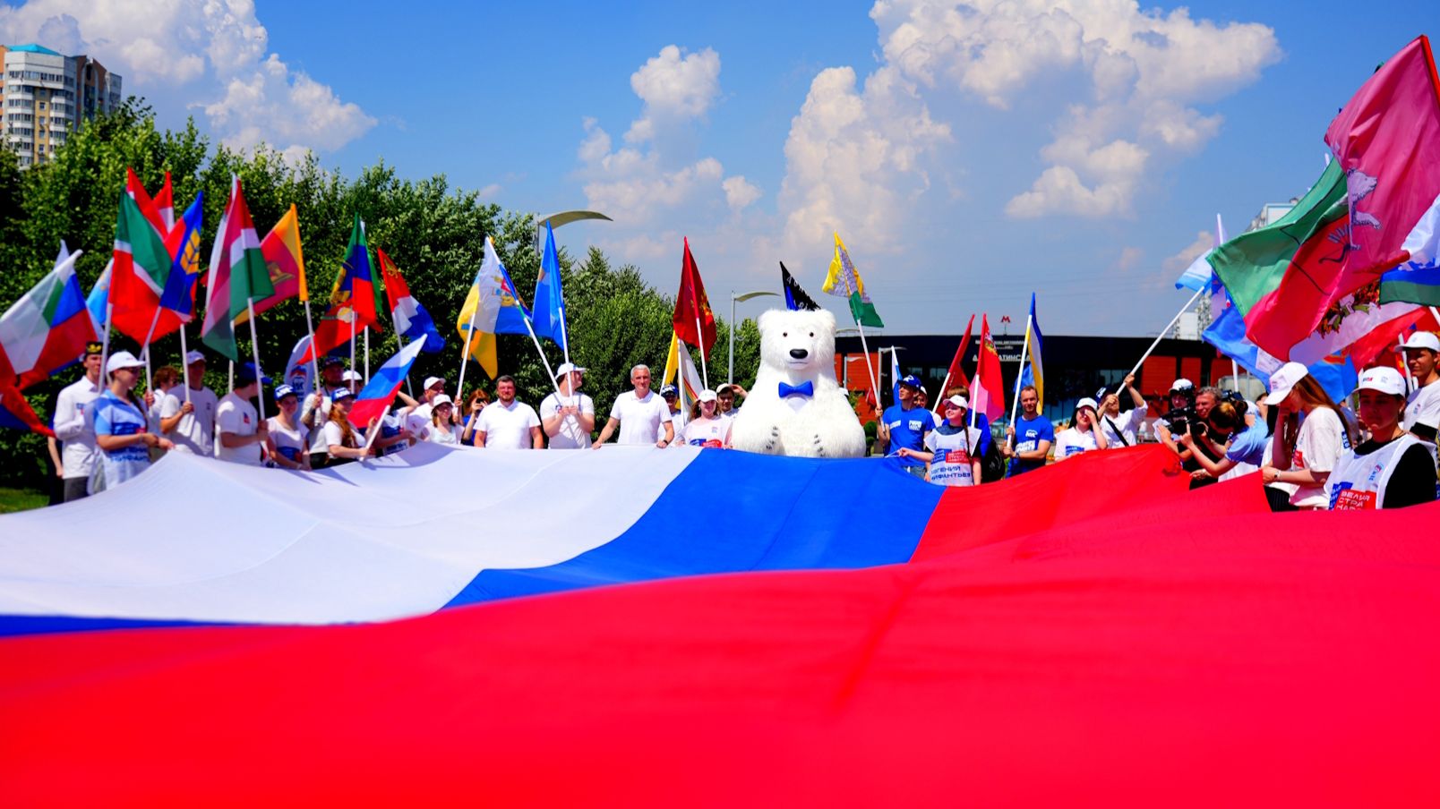 На юге Москвы развернули 150-метровый флаг России