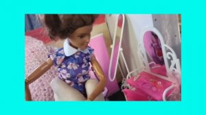 Барби и Кен показывают свой дом комнатку на даче