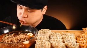 Мукбанг холодная лапша и пельмени Еда на камеру🤤 залипательно