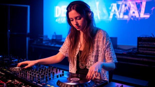 DEVA VICCI - Melodic Techno _ Room Live Session смотреть онлайн