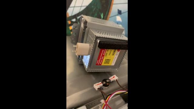 Инверторная микроволновая печь LG отработала 2 дня. Брак магнетрона. Диагностика и ремонт. смотреть онлайн
