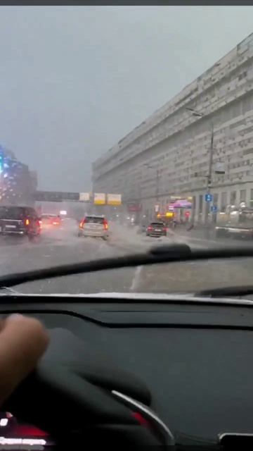Москву затопило из-за сильнейшего ливня. Во многих районах до сих пор льет как из ведра