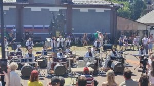 День России. г Иваново. Барабанщики. Сквер.