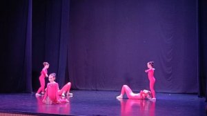 Мира выступает на сцене Краснодарского Дк ВОГ в составе цирковой студии Gala