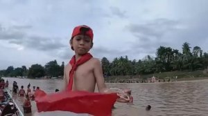 Видео об 11 летнем Райяне Аркане Дикхе - мальчике танцующем на лодке. Про место где он живет.