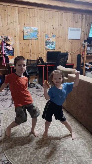 дети танцуют, смешные дети 😁 веселье, смех,радость,танцы,детство 😁 мплыши #дети #блогер #рек #топ