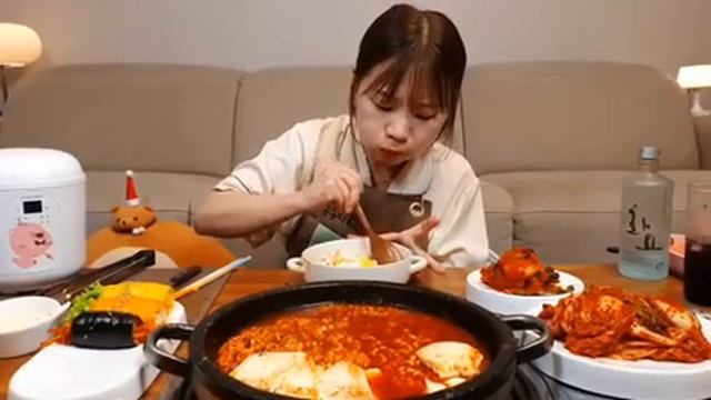 Мукбанг лапша с мягким тофу , кимпбап, кимчхи Еда на камеру🔥 остро / очень остро смотреть онлайн