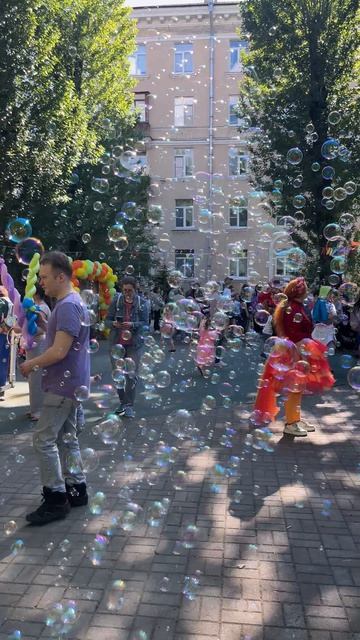 Генераторы мыльных пузырей на уличном празднике. Мыльные пузыри на мероприятии
