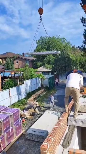 Устанавливаем плиты перекрытия второго этажа 🏗️ подняли материал для стен второго этажа 🧱 смотреть онлайн