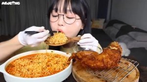 Мукбанг лапша и огромные креветки Еда на камеру 🍜 много еды