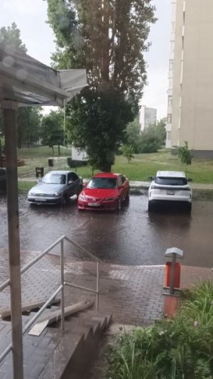 Это не просто гроза у меня в машину так ударило что я чуть не получил сердечный приступ.