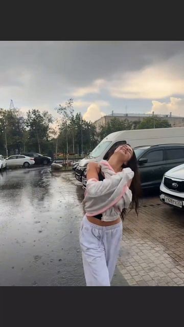под дождём гуляем😍